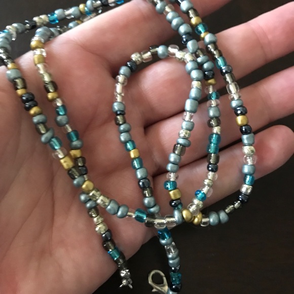 🌿Charity🌿 Hand-strung glass bead MASK holder - Picture 5 of 8